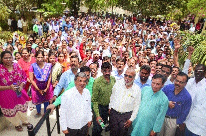 800 crore rupees in Aurangabad | औरंगाबादेत ८०० कोटींचे व्यवहार ठप्प 800 crore rupees in Aurangabad | औरंगाबादेत ८०० कोटींचे व्यवहार ठप्प