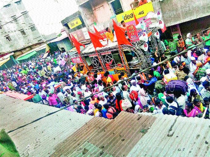 The Chhatrasya Samva on Saptashringagad: Kirtistwaj Phadkala | सप्तशृंगगडावरील चैत्रोत्सवाची सांगता : कीर्तिध्वज फडकला The Chhatrasya Samva on Saptashringagad: Kirtistwaj Phadkala | सप्तशृंगगडावरील चैत्रोत्सवाची सांगता : कीर्तिध्वज फडकला