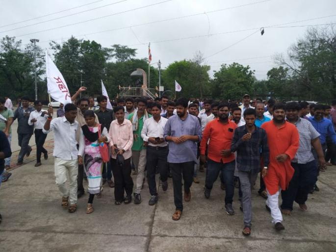 Voters should kick the leaders who changed the party | पक्षांतर करणाऱ्यांना मतदारांनी लाथाडले पाहिजे Voters should kick the leaders who changed the party | पक्षांतर करणाऱ्यांना मतदारांनी लाथाडले पाहिजे