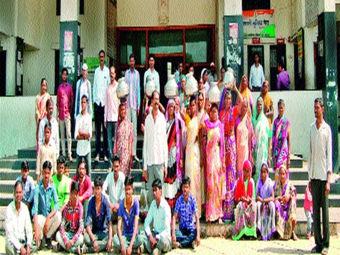 Handa Morcha of Tahsilhar on women's water for drinking water | पिण्याच्या पाण्यासाठी महिलांचा तहसीलवर हंडा मोर्चा Handa Morcha of Tahsilhar on women's water for drinking water | पिण्याच्या पाण्यासाठी महिलांचा तहसीलवर हंडा मोर्चा