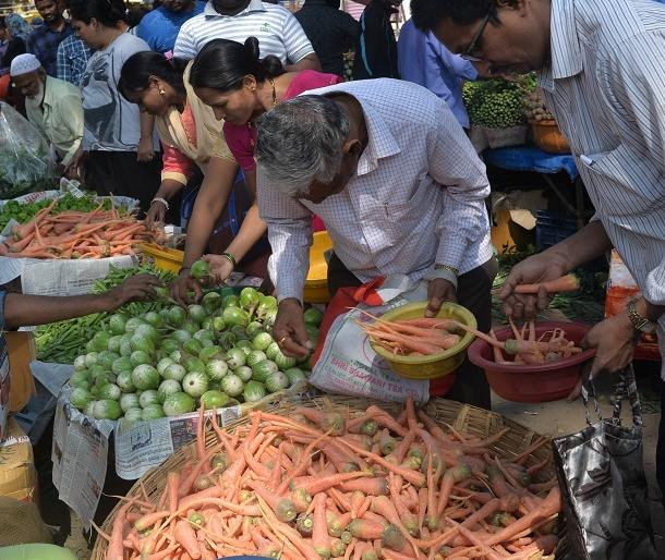 Kolhapur: Vegetable Slopes; Sugar rolled down; | कोल्हापूर :भाज्या घसरल्या; साखर उतरली, तूरडाळ वधारली Kolhapur: Vegetable Slopes; Sugar rolled down; | कोल्हापूर :भाज्या घसरल्या; साखर उतरली, तूरडाळ वधारली