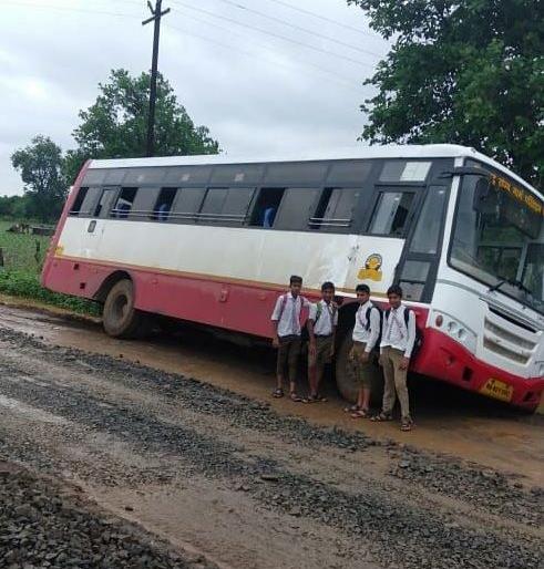 Bus drowned In Wardha district, 40 students safe | वर्धा जिल्ह्यात ४० विद्यार्थी थोडक्यात वाचले; बस कलंडली Bus drowned In Wardha district, 40 students safe | वर्धा जिल्ह्यात ४० विद्यार्थी थोडक्यात वाचले; बस कलंडली