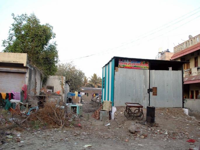 Encroachment at MIDC's Bhajmandai | एमआयडीसीच्या भाजीमंडईवर अतिक्रमण Encroachment at MIDC's Bhajmandai | एमआयडीसीच्या भाजीमंडईवर अतिक्रमण