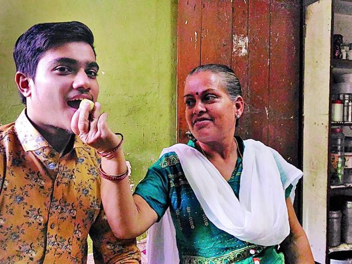 The dream of Chaitanya will be done as a doctor and his mother will be treated | चैतन्यचे स्वप्न डॉक्टर होऊन आईवर उपचार करण्याचे The dream of Chaitanya will be done as a doctor and his mother will be treated | चैतन्यचे स्वप्न डॉक्टर होऊन आईवर उपचार करण्याचे