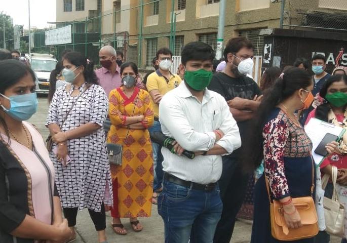 Parents took to the streets against the arbitrary collection of fees from private schools | खाजगी शाळांच्या मनमानी फी वसूली विरुद्ध पालक उतरले रस्त्यावर Parents took to the streets against the arbitrary collection of fees from private schools | खाजगी शाळांच्या मनमानी फी वसूली विरुद्ध पालक उतरले रस्त्यावर