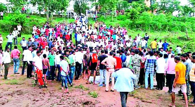 In the Gondiya district, two young women died in selfie attempt | गोंदिया जिल्ह्यात सेल्फीच्या नादात दोन तरुणींना जलसमाधी In the Gondiya district, two young women died in selfie attempt | गोंदिया जिल्ह्यात सेल्फीच्या नादात दोन तरुणींना जलसमाधी