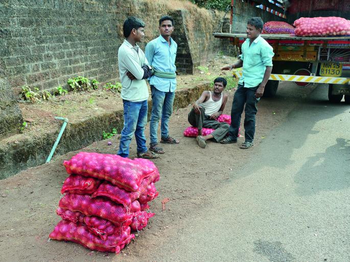 Ratnagiri: Marketing connectivity to the labor: Onion merchandise of Solapur reached Ratnagiri | रत्नागिरी : कष्टाला मार्केटिंगची जोड : सोलापूरचे कांदाव्यापारी रत्नागिरीत पोहोचले Ratnagiri: Marketing connectivity to the labor: Onion merchandise of Solapur reached Ratnagiri | रत्नागिरी : कष्टाला मार्केटिंगची जोड : सोलापूरचे कांदाव्यापारी रत्नागिरीत पोहोचले