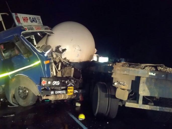 On the Wardha-Nagpur road, a container and a tanker hit face to face | वर्धा-नागपूर मार्गावर कंटेनर व टँकरची समोरासमोर धडक On the Wardha-Nagpur road, a container and a tanker hit face to face | वर्धा-नागपूर मार्गावर कंटेनर व टँकरची समोरासमोर धडक
