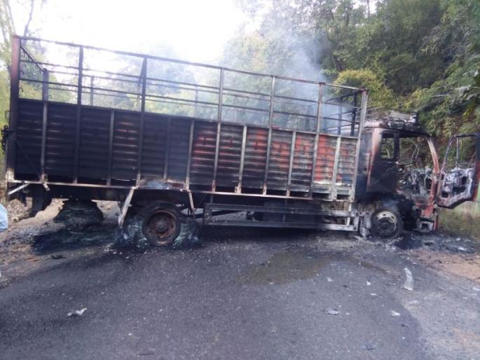 Naxalite road block in Gadchiroli district; Vehicle Range | गडचिरोली जिल्ह्यात नक्षल्यांनी भाजीपाल्याचा ट्रक जाळला