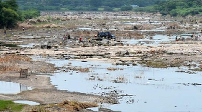 Sand theft by rubbing the nose of the administration | प्रशासनाच्या नाकावर टिच्चून वाळू चोरी Sand theft by rubbing the nose of the administration | प्रशासनाच्या नाकावर टिच्चून वाळू चोरी