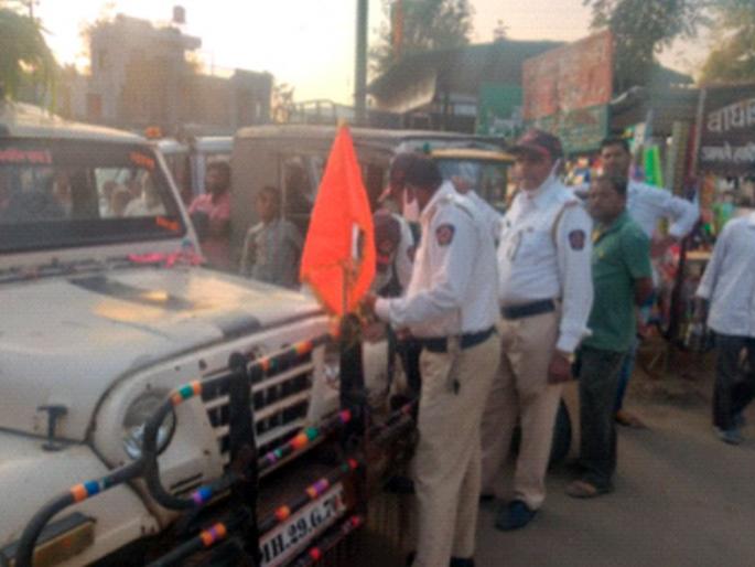 Police rescue 9 child laborers by seizing a private vehicle | खाजगी वाहन पकडून पोलिसांनी 9 बाल मजुरांची केली सुटका Police rescue 9 child laborers by seizing a private vehicle | खाजगी वाहन पकडून पोलिसांनी 9 बाल मजुरांची केली सुटका