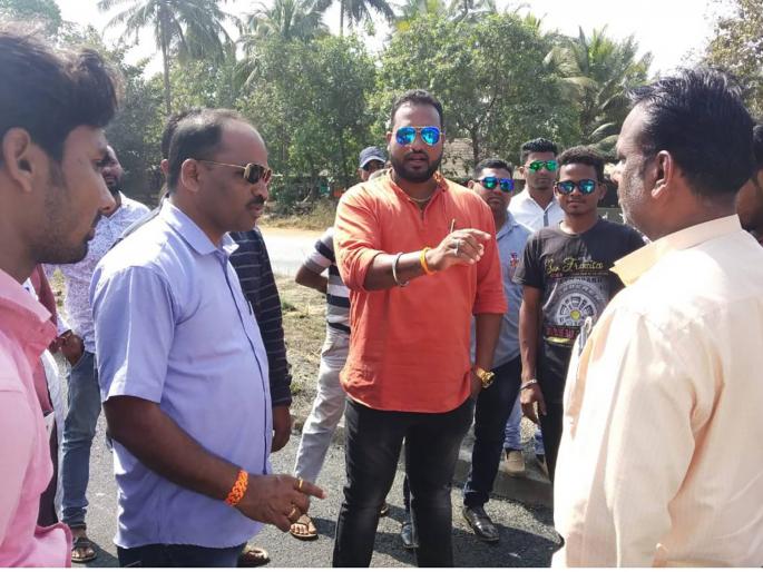 Stop the work of poor work, Zarap Pataradevi Marg in the name of repair | दुरूस्तीच्या नावावर निकृष्ट काम, झाराप पत्रादेवी मार्गाचे काम बंद पाडले Stop the work of poor work, Zarap Pataradevi Marg in the name of repair | दुरूस्तीच्या नावावर निकृष्ट काम, झाराप पत्रादेवी मार्गाचे काम बंद पाडले