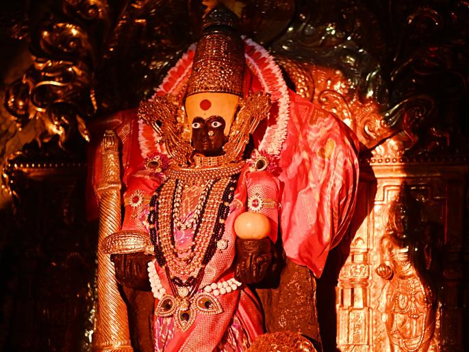 For the second day in a row in the Uttarayan Kiron Festival the rays of the sun shine on the face of Karveer Niwasini Ambabai | Kolhapur- उत्तरायण किरणोत्सव: सलग दुसऱ्या दिवशी सूर्यकिरणे अंबाबाईच्या चेहऱ्यावर For the second day in a row in the Uttarayan Kiron Festival the rays of the sun shine on the face of Karveer Niwasini Ambabai | Kolhapur- उत्तरायण किरणोत्सव: सलग दुसऱ्या दिवशी सूर्यकिरणे अंबाबाईच्या चेहऱ्यावर