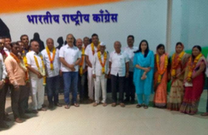 Cloth P.S. Member Rajendra Patil joined the Congress party | कापडणे पं.स. सदस्य राजेंद्र पाटील यांनी कॉंग्रेस पक्षात केला प्रवेश