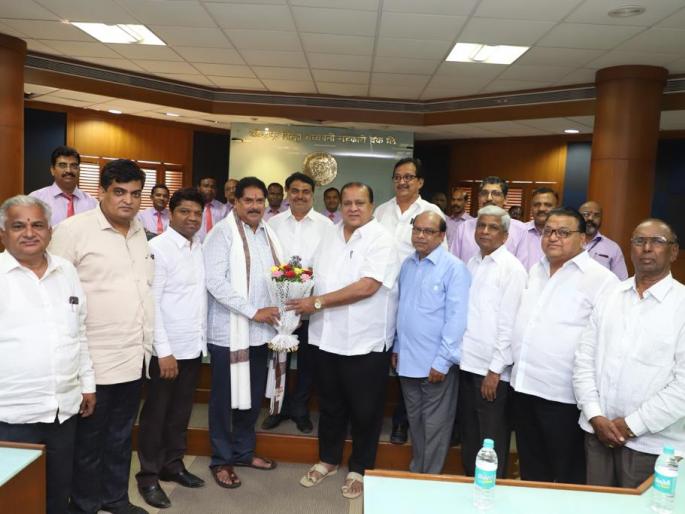 My colleague in the district bank has a large share: Felicitated at the hands of Mandalik, Mushrif | माझ्या खासदारकीत जिल्हा बँकेचा मोठा वाटा :मंडलिक, मुश्रीफ यांच्या हस्ते सत्कार