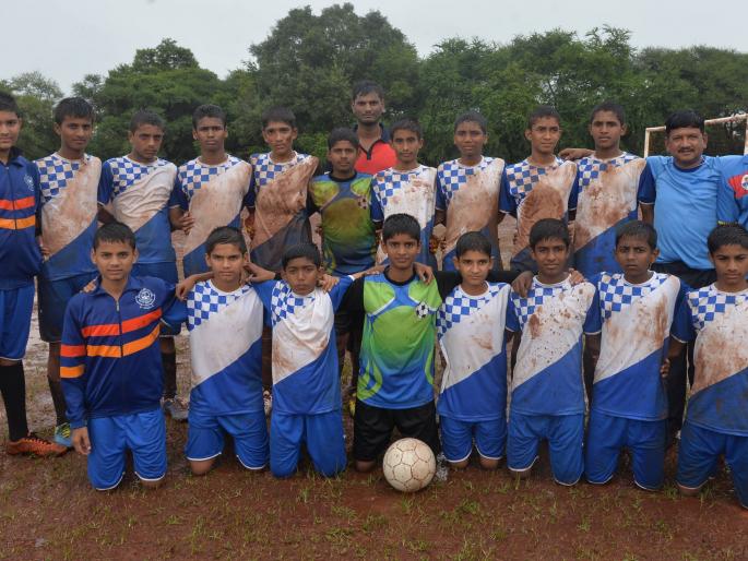 Football: Children 'd. C. Narak Vidyaniketan 's bet, girls' high school, Varachshma | Football : मुलांत ‘डी. सी. नरके विद्यानिकेतन’ ची बाजी, मुलींत काडसिद्धेश्वर हायस्कूलचा वरचष्मा Football: Children 'd. C. Narak Vidyaniketan 's bet, girls' high school, Varachshma | Football : मुलांत ‘डी. सी. नरके विद्यानिकेतन’ ची बाजी, मुलींत काडसिद्धेश्वर हायस्कूलचा वरचष्मा