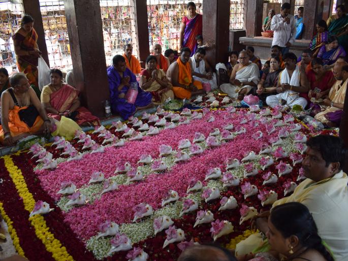 In the temple of Ambabai Shankha Paushas, 51 donors committed 108 consecutive religious rituals | अंबाबाई मंदिरात ५१ दाम्पत्यांनी केला १०८ शंखपूजेचा धार्मिक विधी In the temple of Ambabai Shankha Paushas, 51 donors committed 108 consecutive religious rituals | अंबाबाई मंदिरात ५१ दाम्पत्यांनी केला १०८ शंखपूजेचा धार्मिक विधी