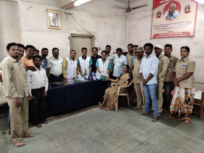 A stamp on the prize from Mahavidyar on the backs of the servants of the city | महापुरातील सेवेकऱ्यांच्या पाठीवर महावितरणकडून बक्षिसाची थाप A stamp on the prize from Mahavidyar on the backs of the servants of the city | महापुरातील सेवेकऱ्यांच्या पाठीवर महावितरणकडून बक्षिसाची थाप