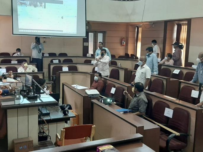 Corona's control of the municipal system collapsed, members of the General Assembly alleged | कोरोना नियंत्रणात महापालिकेची यंत्रणा ढेपाळली, महासभेत सदस्यांचा आरोप Corona's control of the municipal system collapsed, members of the General Assembly alleged | कोरोना नियंत्रणात महापालिकेची यंत्रणा ढेपाळली, महासभेत सदस्यांचा आरोप