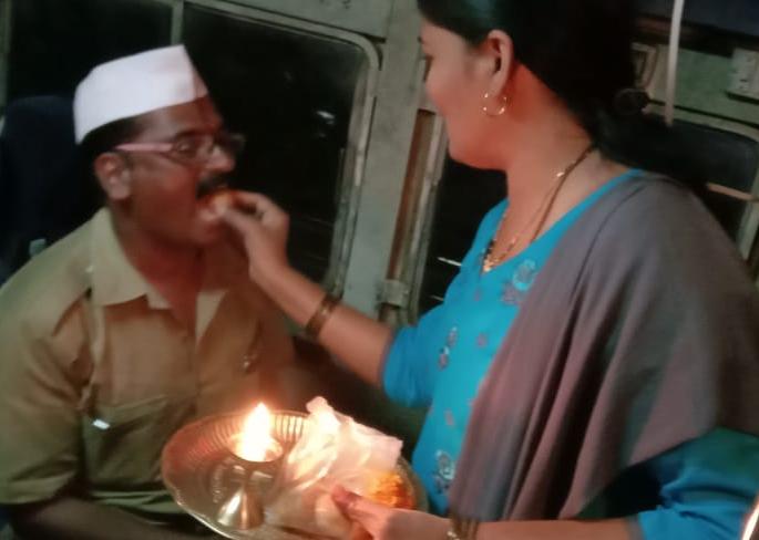 'Bhaubis' celebrated in ST | एस.टी.मध्ये साजरी झाली ‘भाऊबीज’ 'Bhaubis' celebrated in ST | एस.टी.मध्ये साजरी झाली ‘भाऊबीज’