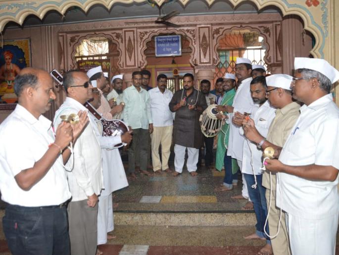 The first blind dwarves in the state to step down; From Miraj left for Pandharpur | राज्यात पहिली अंध वारकऱ्यांची पायी दिंडी; मिरजेतून पंढरपूरला रवाना The first blind dwarves in the state to step down; From Miraj left for Pandharpur | राज्यात पहिली अंध वारकऱ्यांची पायी दिंडी; मिरजेतून पंढरपूरला रवाना