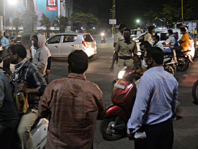 Welcome New Year from home! Police, however, on the streets, strict investigation | नववर्षाचे स्वागत घरातूनच! पोलीस मात्र रस्त्यांवर, कडक तपासणी Welcome New Year from home! Police, however, on the streets, strict investigation | नववर्षाचे स्वागत घरातूनच! पोलीस मात्र रस्त्यांवर, कडक तपासणी