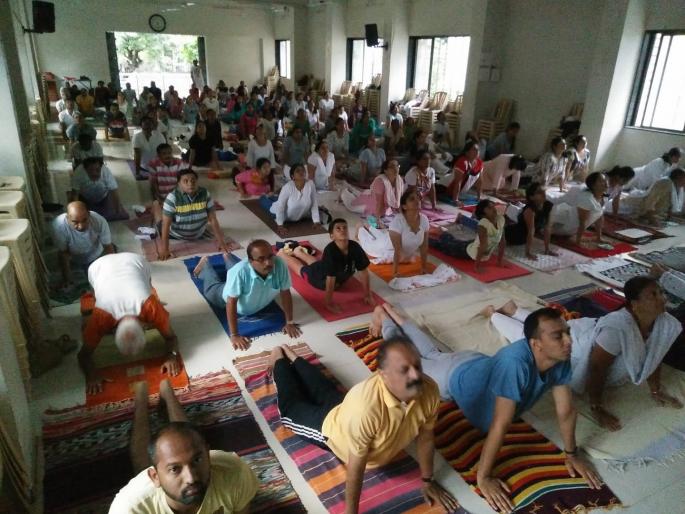 300 yoga teachers have been trained in Shivaji University in five years due to the yoga course conducted by the Department of Lifelong Learning and Extension | Kolhapur: शिवाजी विद्यापीठाच्या ‘आजीवन’ने घडविले ३०० योगगुरू, योग करण्याकडे नागरिकांचा वाढता कल 