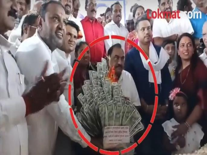 A cake weighing 72 kg was presented to eknath Khadse on his birthday by the mayor of Jalgaon with a bouquet of 51 thousand notes | एकनाथ खडसेंना वाढदिवशी ५१ हजारांच्या नोटांचा ‘बुके’, महापौरांकडून ७२ किलो वजनाचा केक भेट A cake weighing 72 kg was presented to eknath Khadse on his birthday by the mayor of Jalgaon with a bouquet of 51 thousand notes | एकनाथ खडसेंना वाढदिवशी ५१ हजारांच्या नोटांचा ‘बुके’, महापौरांकडून ७२ किलो वजनाचा केक भेट