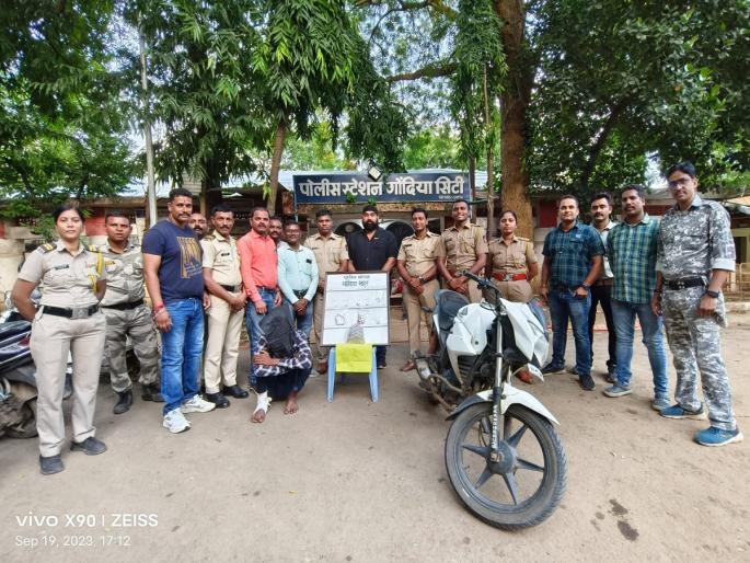 robbery in temple : police arrested thief | खिडकीतून मंदिरात शिरले अन् देवाचे दागिने पळवून नेले : पोलिसांनी चोराला ठोकल्या बेड्या robbery in temple : police arrested thief | खिडकीतून मंदिरात शिरले अन् देवाचे दागिने पळवून नेले : पोलिसांनी चोराला ठोकल्या बेड्या