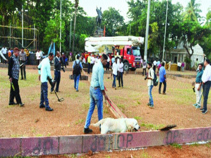 Maharashtra Election, Maharashtra CM: Swap at Shivaji Park for the oath-taking ceremony | Maharashtra CM: शपथविधी सोहळ्यासाठी शिवाजी पार्कवर लगबग Maharashtra Election, Maharashtra CM: Swap at Shivaji Park for the oath-taking ceremony | Maharashtra CM: शपथविधी सोहळ्यासाठी शिवाजी पार्कवर लगबग