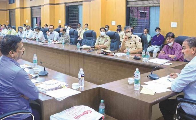 Provide immediate assistance to relatives of patients who have died of corona; Guardian Minister | कोरोनामुळे मृत्यू झालेल्या रुग्णांच्या नातेवाईकांना तत्काळ मदत द्या; पालकमंत्री Provide immediate assistance to relatives of patients who have died of corona; Guardian Minister | कोरोनामुळे मृत्यू झालेल्या रुग्णांच्या नातेवाईकांना तत्काळ मदत द्या; पालकमंत्री