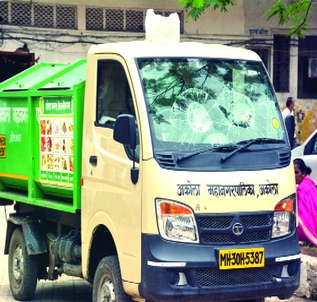 people pelted stones at garbage vehicles; property damage | वाहनांवर दगडफेक; घंटागाड्यांची तोडफोड people pelted stones at garbage vehicles; property damage | वाहनांवर दगडफेक; घंटागाड्यांची तोडफोड
