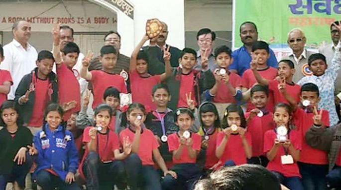 In the Kabbadi competition, the school is the bet | कबड्डी स्पर्धेत ऩ पा़ शाळेची बाजी In the Kabbadi competition, the school is the bet | कबड्डी स्पर्धेत ऩ पा़ शाळेची बाजी