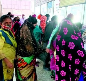 Going to the hospital for treatment or to bring home the omicron? | रुग्णालयात उपचारासाठी जाताय की ओमायक्रॉन घरी आणण्यासाठी? Going to the hospital for treatment or to bring home the omicron? | रुग्णालयात उपचारासाठी जाताय की ओमायक्रॉन घरी आणण्यासाठी?