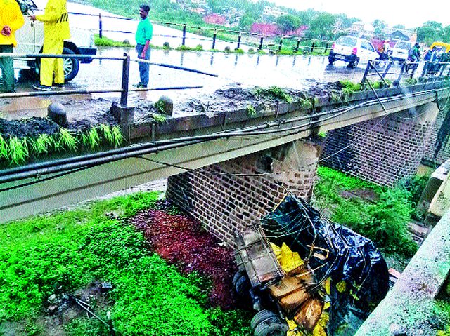 Truck kills driver in Kadwa river | कादवा नदीपात्रात ट्रक कोसळून चालक ठार Truck kills driver in Kadwa river | कादवा नदीपात्रात ट्रक कोसळून चालक ठार