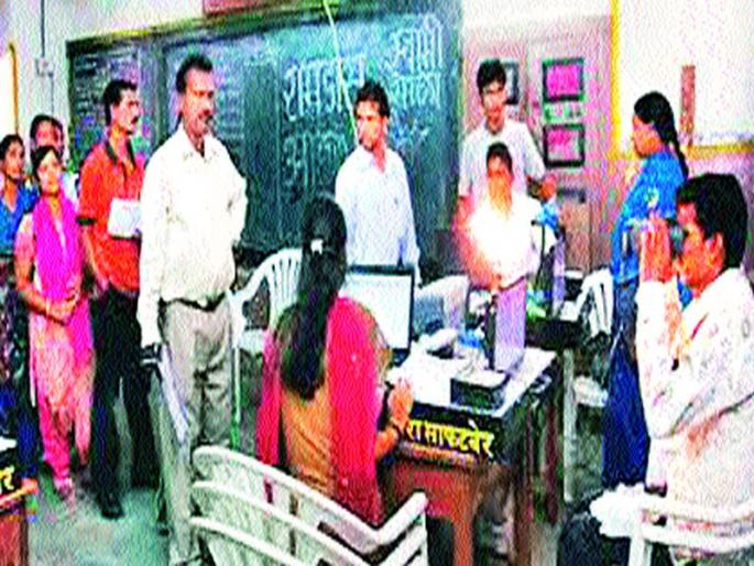 For three months, the letter is written: No time the administration has to take 'Aadhar Yojana' to start the citizens | तीन महिने पत्र पडून : नागरिकांचे मात्र हाल सुरू ‘आधार यंत्र’ आणायला प्रशासनाला नाही वेळ For three months, the letter is written: No time the administration has to take 'Aadhar Yojana' to start the citizens | तीन महिने पत्र पडून : नागरिकांचे मात्र हाल सुरू ‘आधार यंत्र’ आणायला प्रशासनाला नाही वेळ