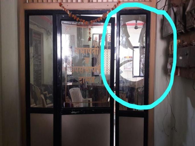 Business: Farmers, due to stoppage of auction: Their anger, resignation of Speaker's House | व्यापा:यांनी लिलाव थांबविल्याने शेतक:यांचा संताप,सभापतींच्या दालनाची फोडली काच Business: Farmers, due to stoppage of auction: Their anger, resignation of Speaker's House | व्यापा:यांनी लिलाव थांबविल्याने शेतक:यांचा संताप,सभापतींच्या दालनाची फोडली काच