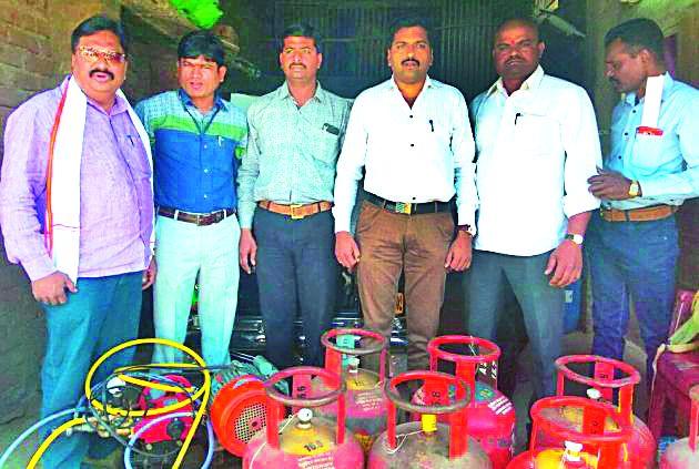 Busted gas refill | गॅस रिफिलिंगचा पर्दाफाश