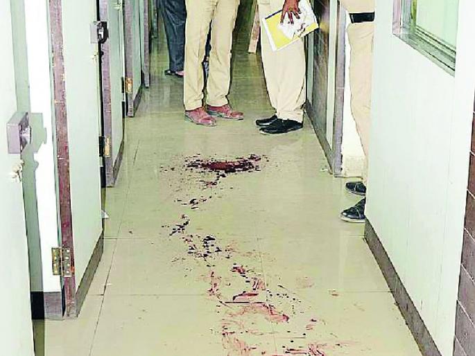 Suddenly snatched pill from security guard's gun, a serious | सुरक्षा रक्षकाच्या बंदुकीतून अचानक सुटली गोळी, एक गंभीर Suddenly snatched pill from security guard's gun, a serious | सुरक्षा रक्षकाच्या बंदुकीतून अचानक सुटली गोळी, एक गंभीर