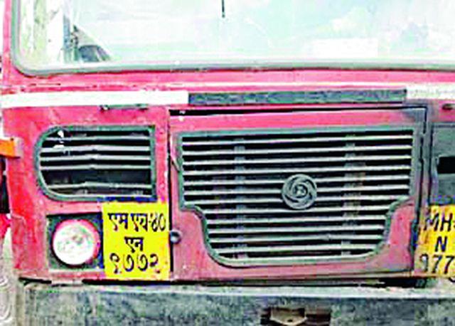 The attempted driver to take the ST on the animal's behalf shocked the driver | जनावराच्या अंगावर एसटी नेण्याचा प्रयत्न केल्याने चालकास शोकॉज