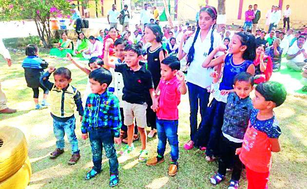 Stretch movement with family members of the workers | वनकर्मचाऱ्यांचे कुटुंबीयांसह ठिय्या आंदोलन