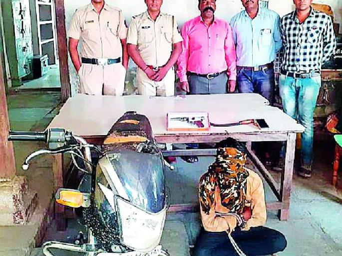 The country's youth, who was carrying a stroke, was arrested | देशी कट्टा, कोयता घेऊन फिरणाऱ्या युवकास अटक The country's youth, who was carrying a stroke, was arrested | देशी कट्टा, कोयता घेऊन फिरणाऱ्या युवकास अटक