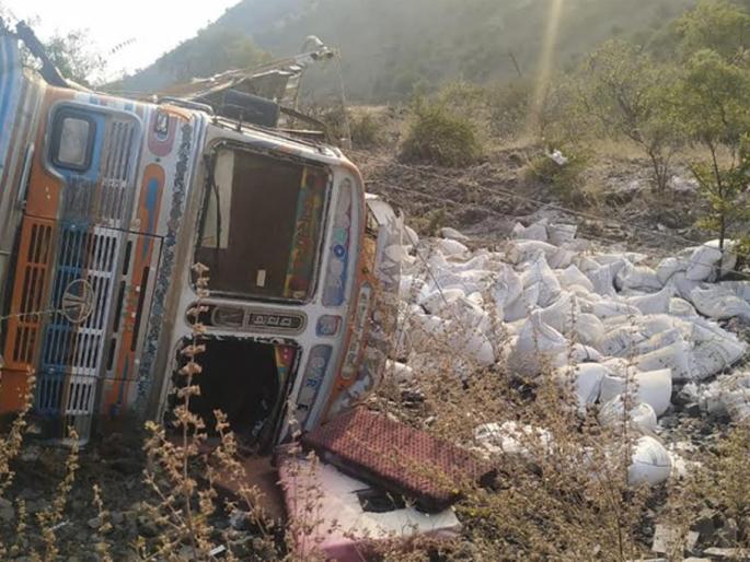 Sugar truck collapses in Dharur Ghat valley | धारूर घाटातील दरीत साखरेचा ट्रक कोसळला