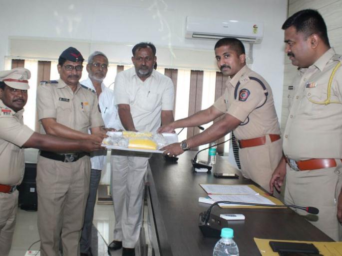 7 lakh jewelery recovered from crime | गुन्ह्यात हस्तगत ७ लाखांचे दागिने फिर्यादींना परत 7 lakh jewelery recovered from crime | गुन्ह्यात हस्तगत ७ लाखांचे दागिने फिर्यादींना परत