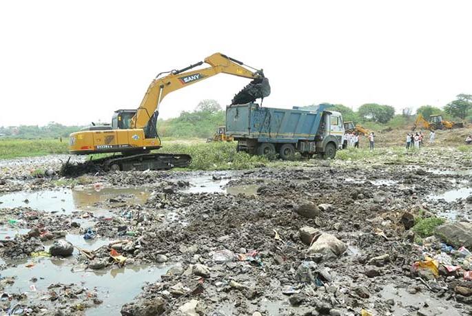 Mahaswachata Abhiyan in Bondasara river bed in Beed | बीडमध्ये बिंदुसरा नदीपात्रात महास्वच्छता अभियान Mahaswachata Abhiyan in Bondasara river bed in Beed | बीडमध्ये बिंदुसरा नदीपात्रात महास्वच्छता अभियान