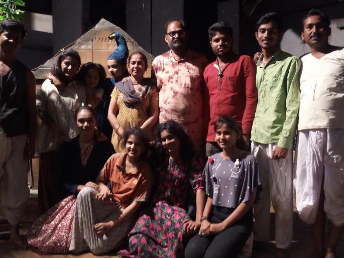 Presentation of the first Sanskrit drama 'Gold Medal:' in Nashik, in the history of Beed. | बीडच्या इतिहासातील पहिले संस्कृत नाट्य ‘सुवर्णमध्य:’चे नाशिकमध्ये सादरीकरण Presentation of the first Sanskrit drama 'Gold Medal:' in Nashik, in the history of Beed. | बीडच्या इतिहासातील पहिले संस्कृत नाट्य ‘सुवर्णमध्य:’चे नाशिकमध्ये सादरीकरण