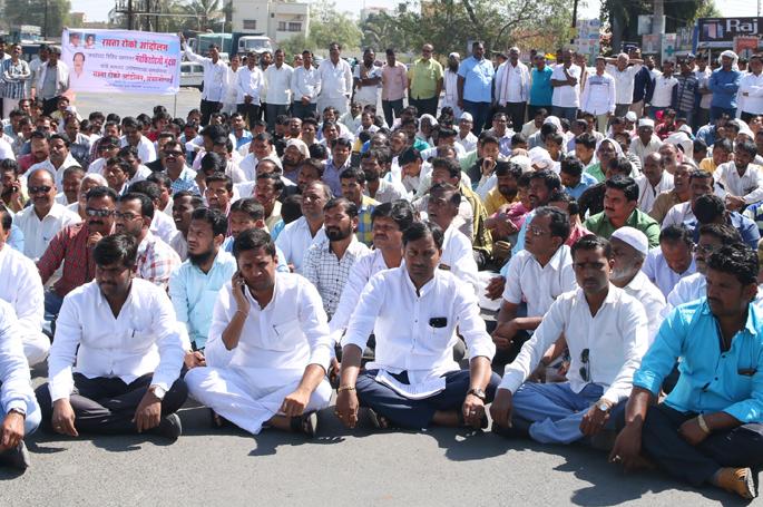 Stop the road to Ambajogai; Many sub-disfellows in the hospital | अंबाजोगाईत रास्ता रोको; प्रकृती खालावलेले अनेक उपोषणार्थी इस्पितळात Stop the road to Ambajogai; Many sub-disfellows in the hospital | अंबाजोगाईत रास्ता रोको; प्रकृती खालावलेले अनेक उपोषणार्थी इस्पितळात