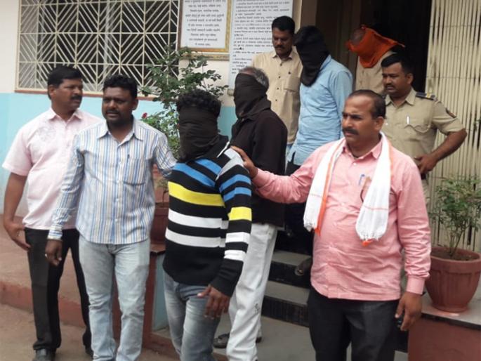 Bid exposes the rainy season of money; 20 thousand rupees lakhs! | बीडमध्ये पैशाचा पाऊस पाडणाऱ्या टोळीचा पर्दाफाश; २० हजारांत लाख रुपये ! Bid exposes the rainy season of money; 20 thousand rupees lakhs! | बीडमध्ये पैशाचा पाऊस पाडणाऱ्या टोळीचा पर्दाफाश; २० हजारांत लाख रुपये !