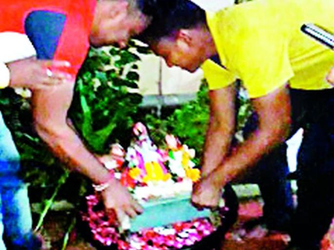 The young man's ideal for his immersion in Kanhoba | कान्होबा विसर्जनासाठी स्वत:च्या आचरणातून तरूणाचा आदर्श The young man's ideal for his immersion in Kanhoba | कान्होबा विसर्जनासाठी स्वत:च्या आचरणातून तरूणाचा आदर्श