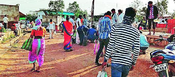 The social distancing in the Market | बारव्हा बाजारपेठेत सोशल डिस्टन्सिंगचा फज्जा The social distancing in the Market | बारव्हा बाजारपेठेत सोशल डिस्टन्सिंगचा फज्जा